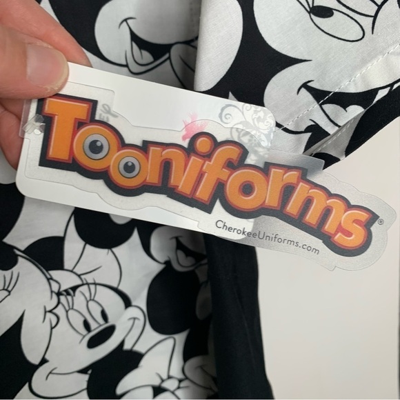 New Disney Tooniforms Scrub top Vneck s/s Minnie Mouse black white large BNWT - Picture 2 of 5